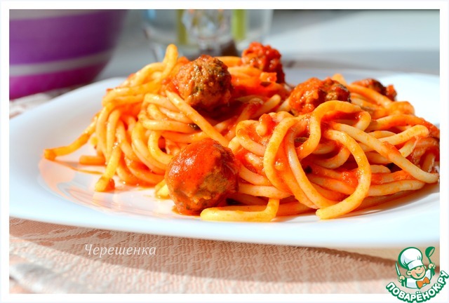 Fragrant sauce with meat balls for pasta