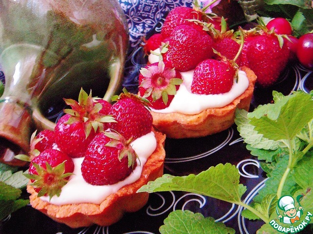 Almond tarts with seasonal berries