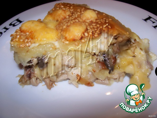 Roll with chicken, cheese and mushrooms