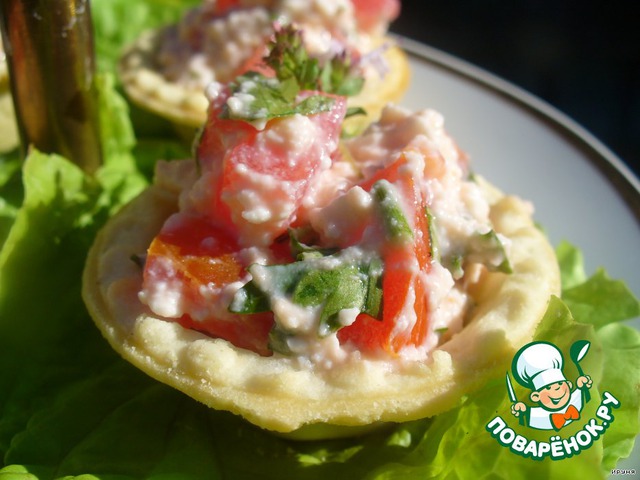 Tartlets with cheese, tomatoes and herbs