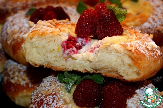 Cheesecake with raspberries and white chocolate