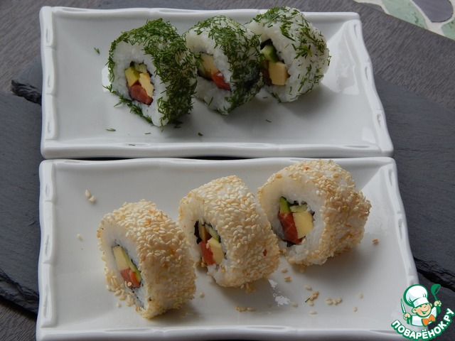 Роллы маки-суши с семгой и омлетом