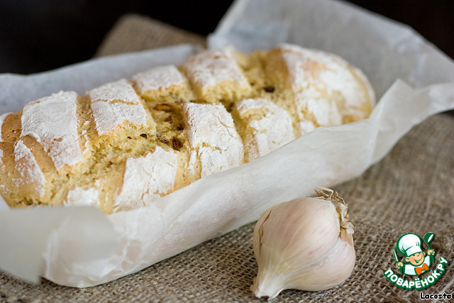 Corn bread with red onions and garlic