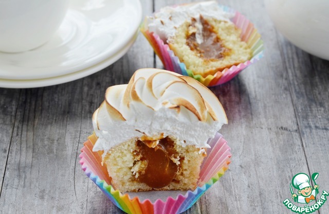 Vanilla cupcakes with caramel and meringue