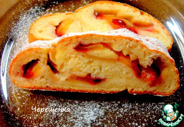 Cheese roll with apples and plums