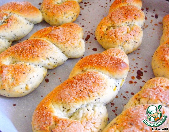 Lemon braids with poppy seeds