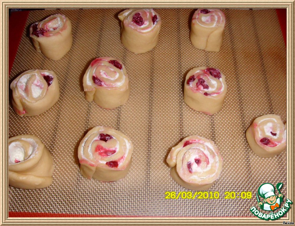 Buns with cottage cheese and cherries