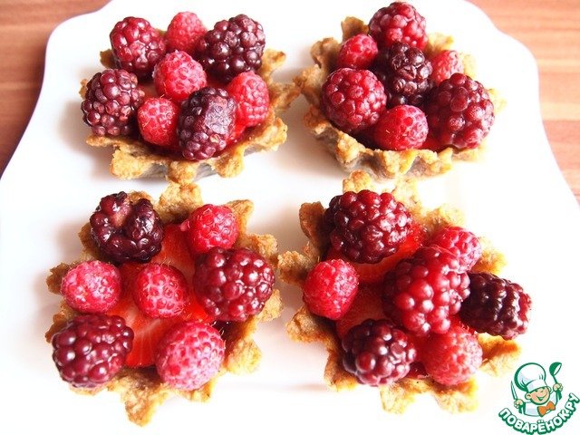 Oatmeal-banana tarts with berries