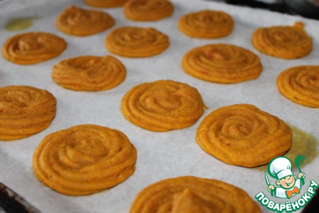 Pumpkin cakes with cream filling 