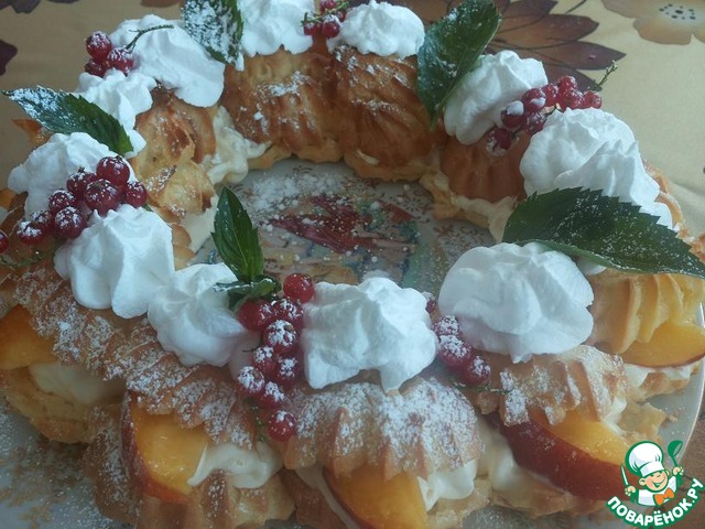 Peach wreath with vanilla cream