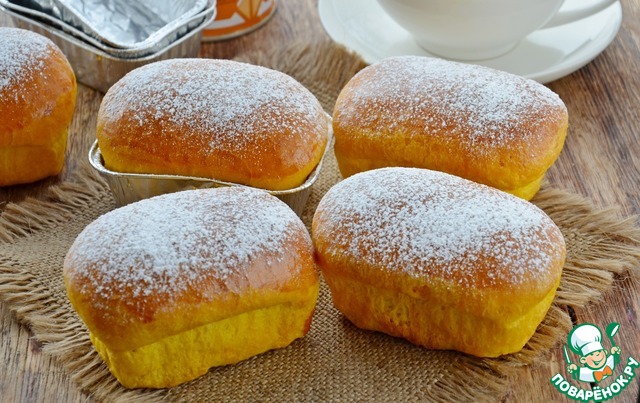 Pumpkin buns with condensed milk