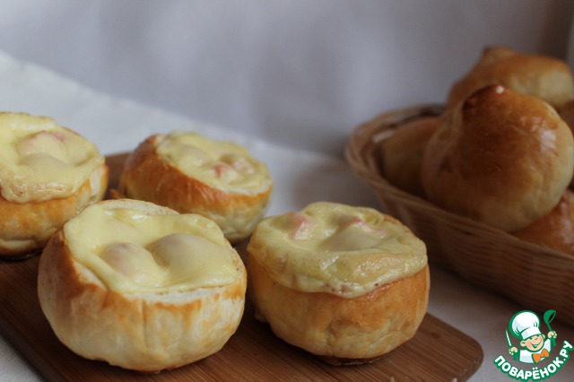 Bread rolls and yoghurt