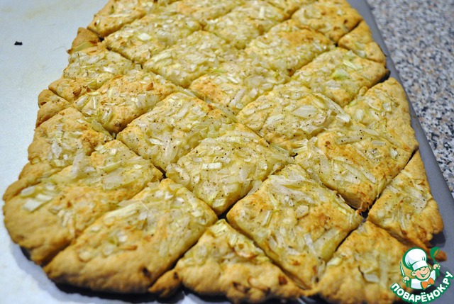 Onion biscuits with black pepper