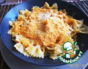 Farfalle with sauce 