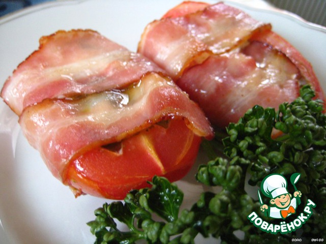 Tomatoes baked with mozzarella and bacon