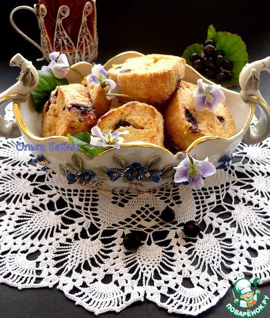 Lenten cookies with black currant