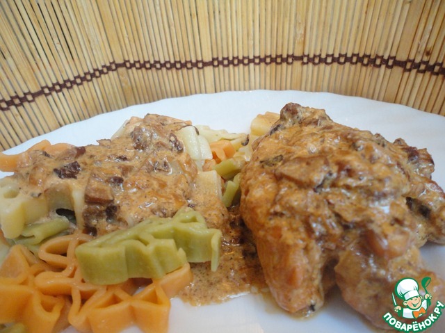 Chicken thighs stewed in cream-mushroom sauce