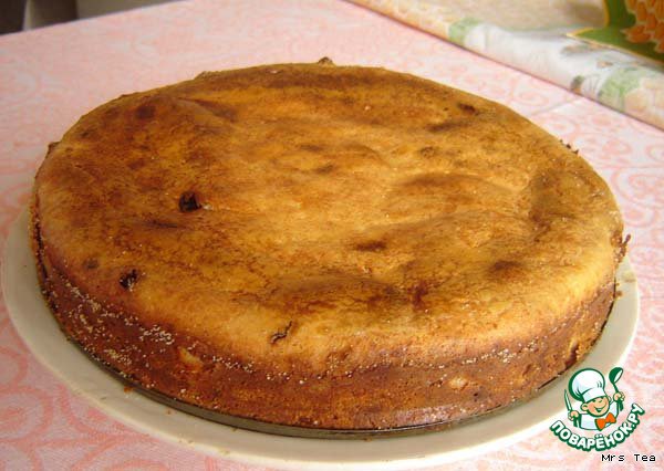 Cottage cheese casserole with banana and raisins