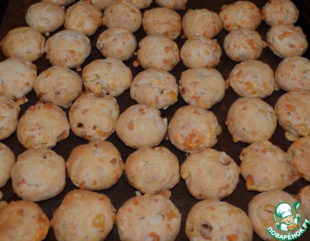 Cheese biscuits with peanuts