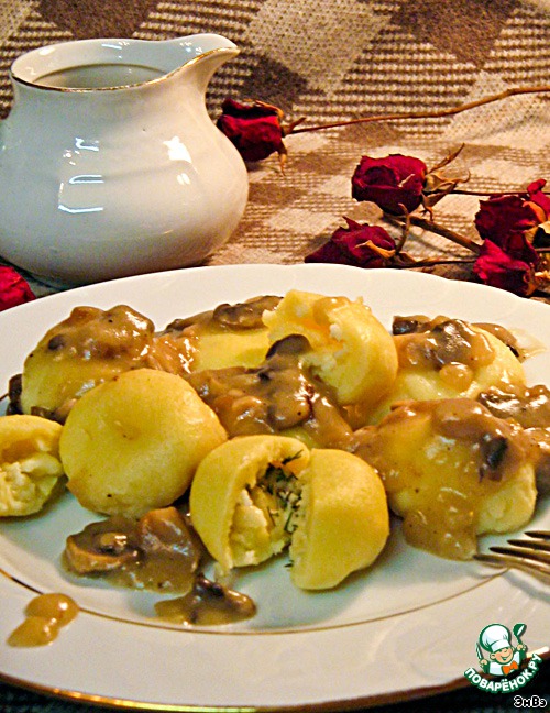 Potato dumplings with cheese in mushroom sauce