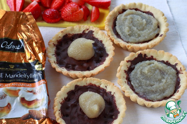 Berry baskets with chocolate and marzipan