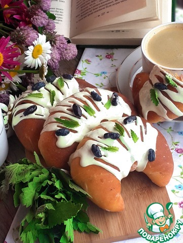 Raisin bagels with mint frosting