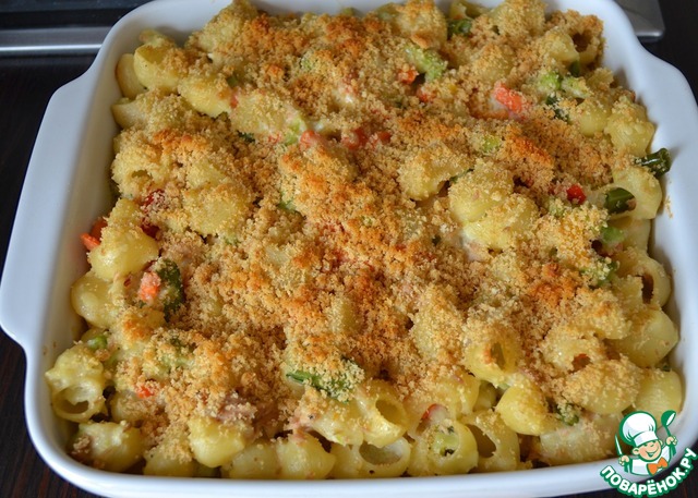 The pasta in the oven with vegetables and tuna