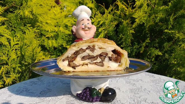 Rolety pie with mushrooms and chicken