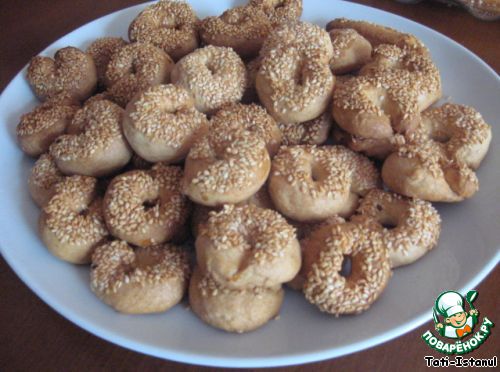 Turkish bagels with sesame sprinkles 