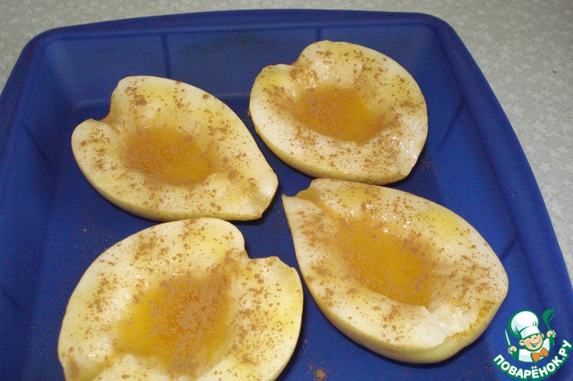 Hot dessert of pears with honey and cinnamon