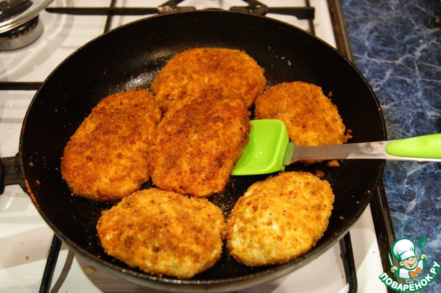 Chicken cutlets stuffed with rice and mushrooms