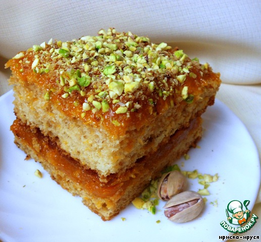 Sponge cake with apricot jam and pistachios