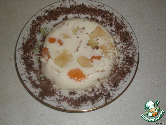 Cream soufflé with fruit