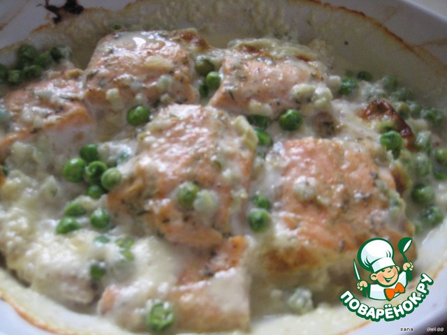 Salmon with green peas, baked in cream