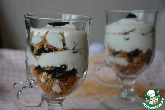 A quick dessert with cream and prunes