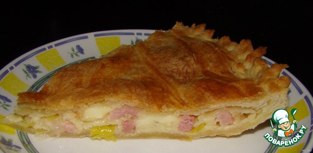 Cake of puff pastry with cheese