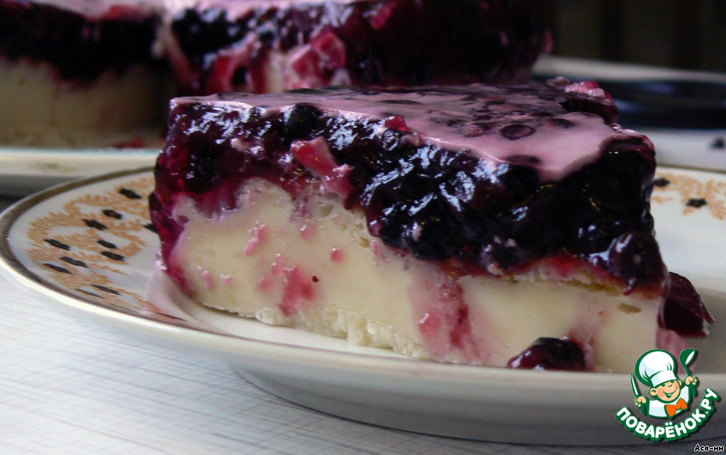 Sour cream pudding with blueberry jelly