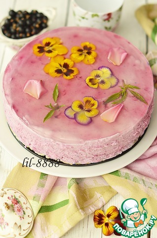 Cake with mousse of black currant