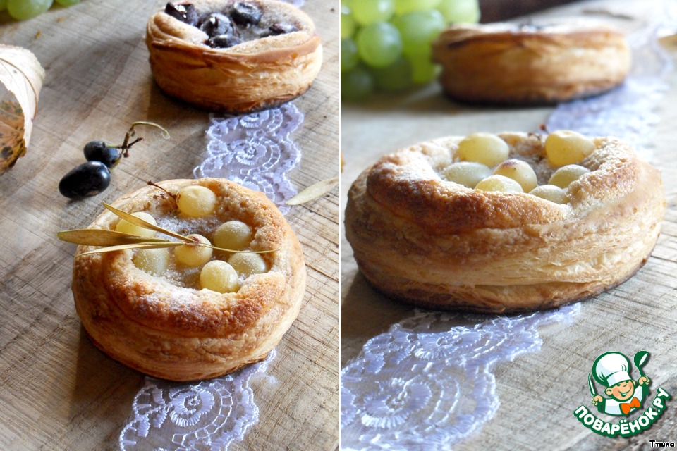 Puff pastry baskets with cream and grapes 