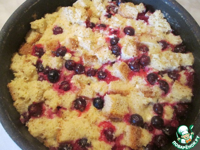 Bread pudding with black currants