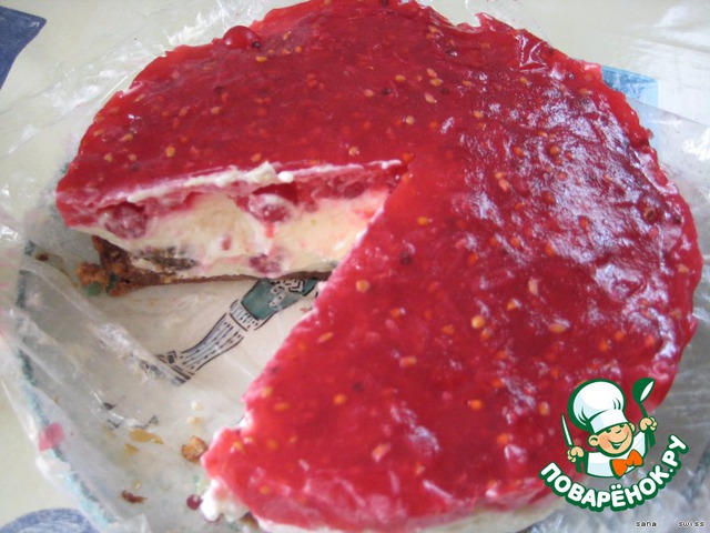 Cheese cake-a dessert with jelly of red currants