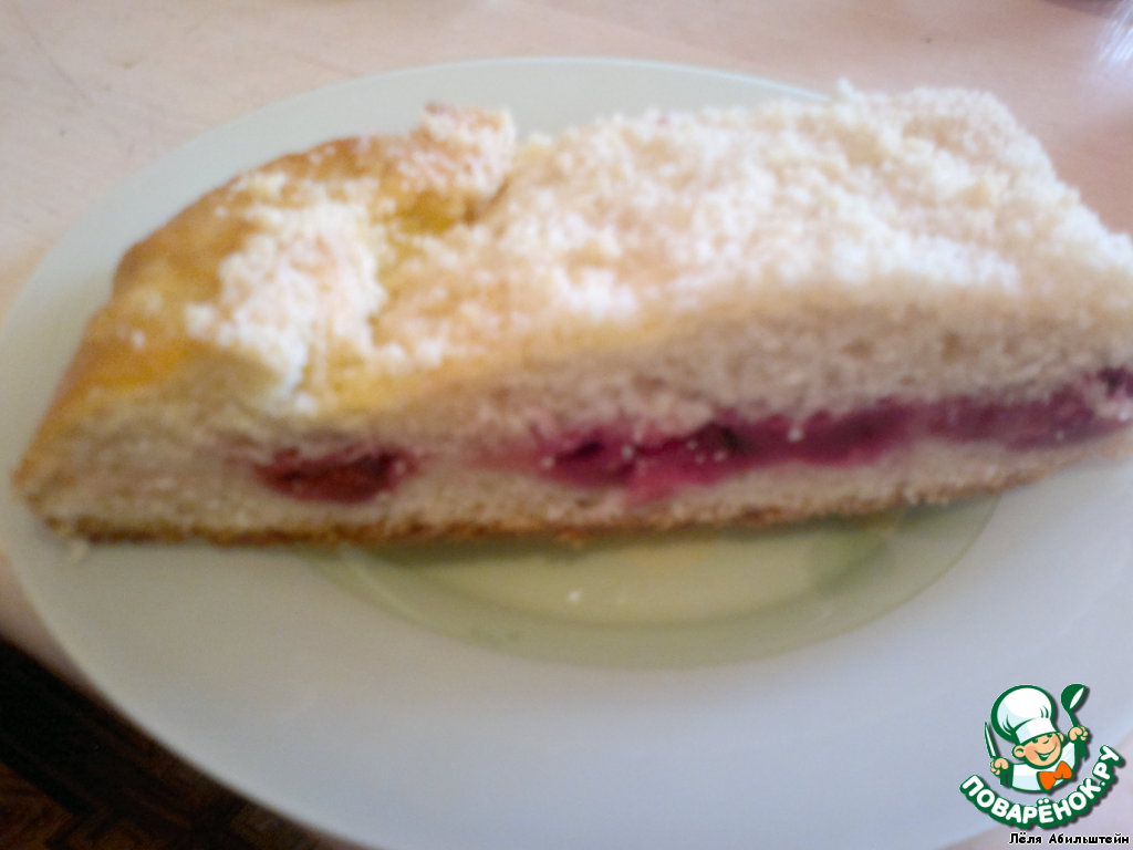 Cake of yeast dough with cherries