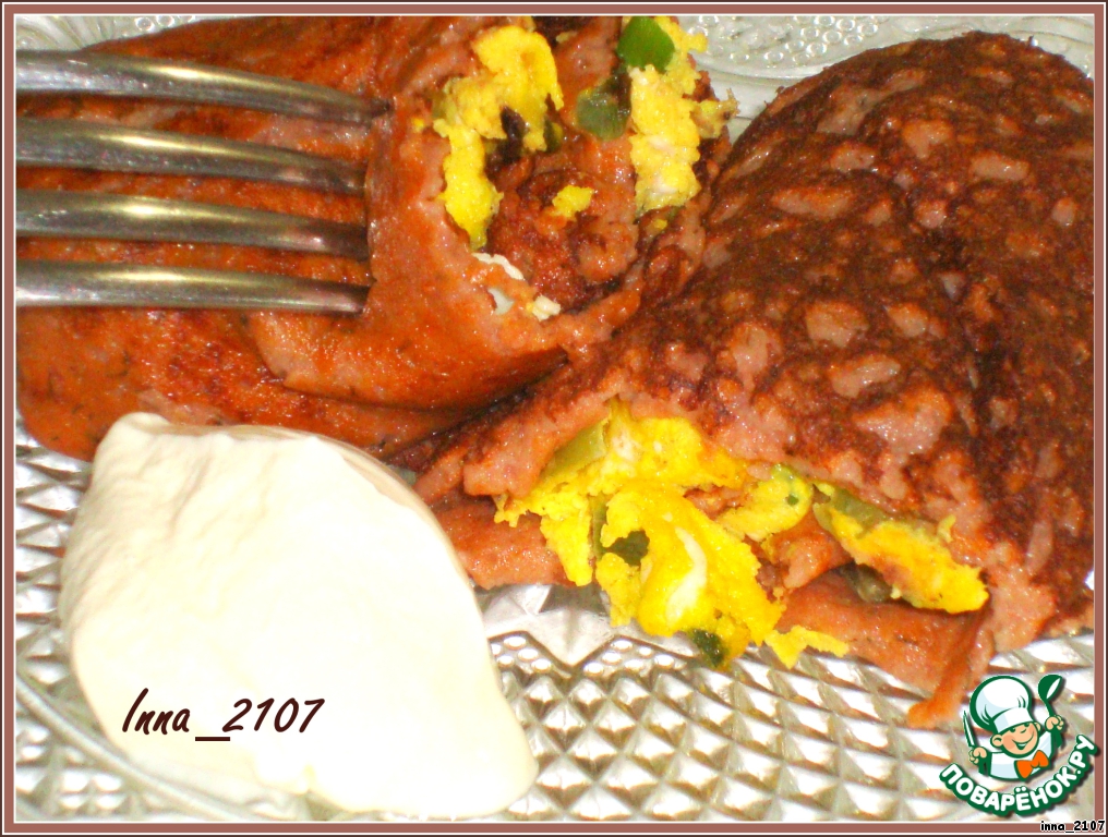 Tomato pancakes with omletes filling