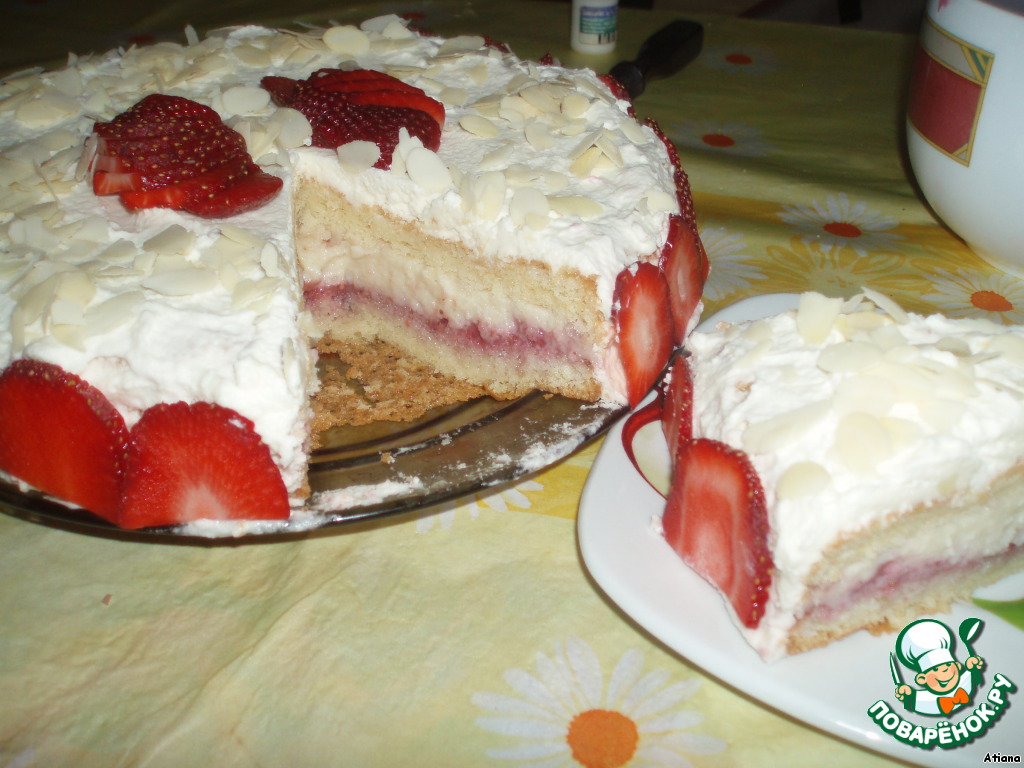 Cake with strawberries and cream