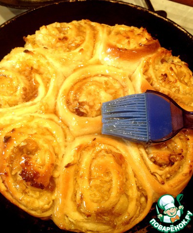 Lenten buns with Apple and lemon