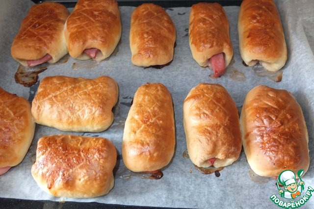 Rolls with sausage 