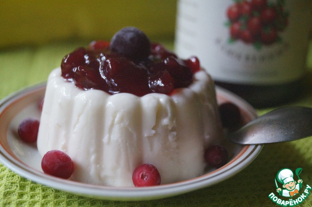 Creamy pudding with cranberry sauce