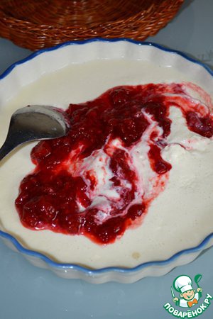 Ice cream of mascarpone with strawberries