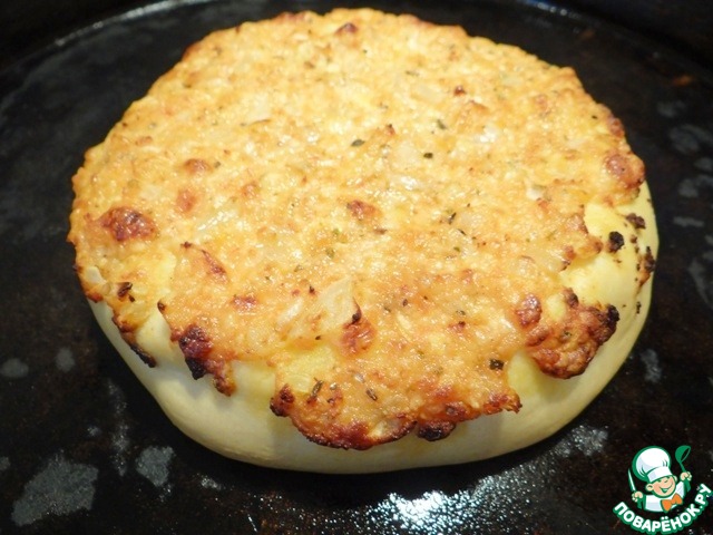 Cheese-curd cakes with paprika, oregano and onions