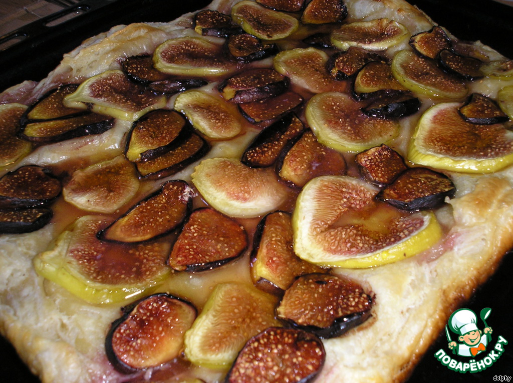 Cake with figs and brie cheese